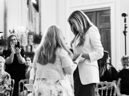 Melania Trump Leads Heartfelt Mother’s Day Tribute to Gold Star Families A solemn gathering of Gold Star Mothers, military families, and Administration leaders during a pre-Mother’s Day ceremony at the White House.