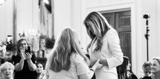 Melania Trump Leads Heartfelt Mother’s Day Tribute to Gold Star Families A solemn gathering of Gold Star Mothers, military families, and Administration leaders during a pre-Mother’s Day ceremony at the White House.