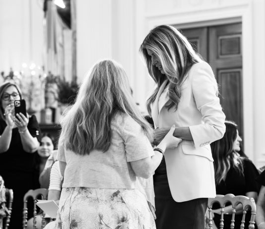 Melania Trump Leads Heartfelt Mother’s Day Tribute to Gold Star Families A solemn gathering of Gold Star Mothers, military families, and Administration leaders during a pre-Mother’s Day ceremony at the White House.